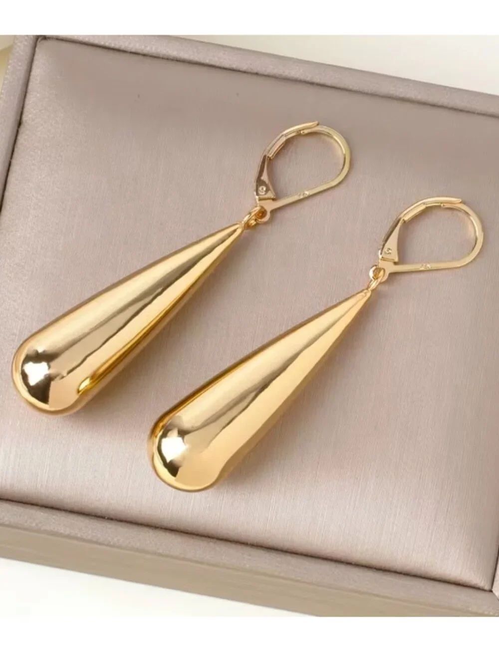 NWT 18K Gold Plated Liquid Teardrop Dangle Leverback Earrings Minimalist
